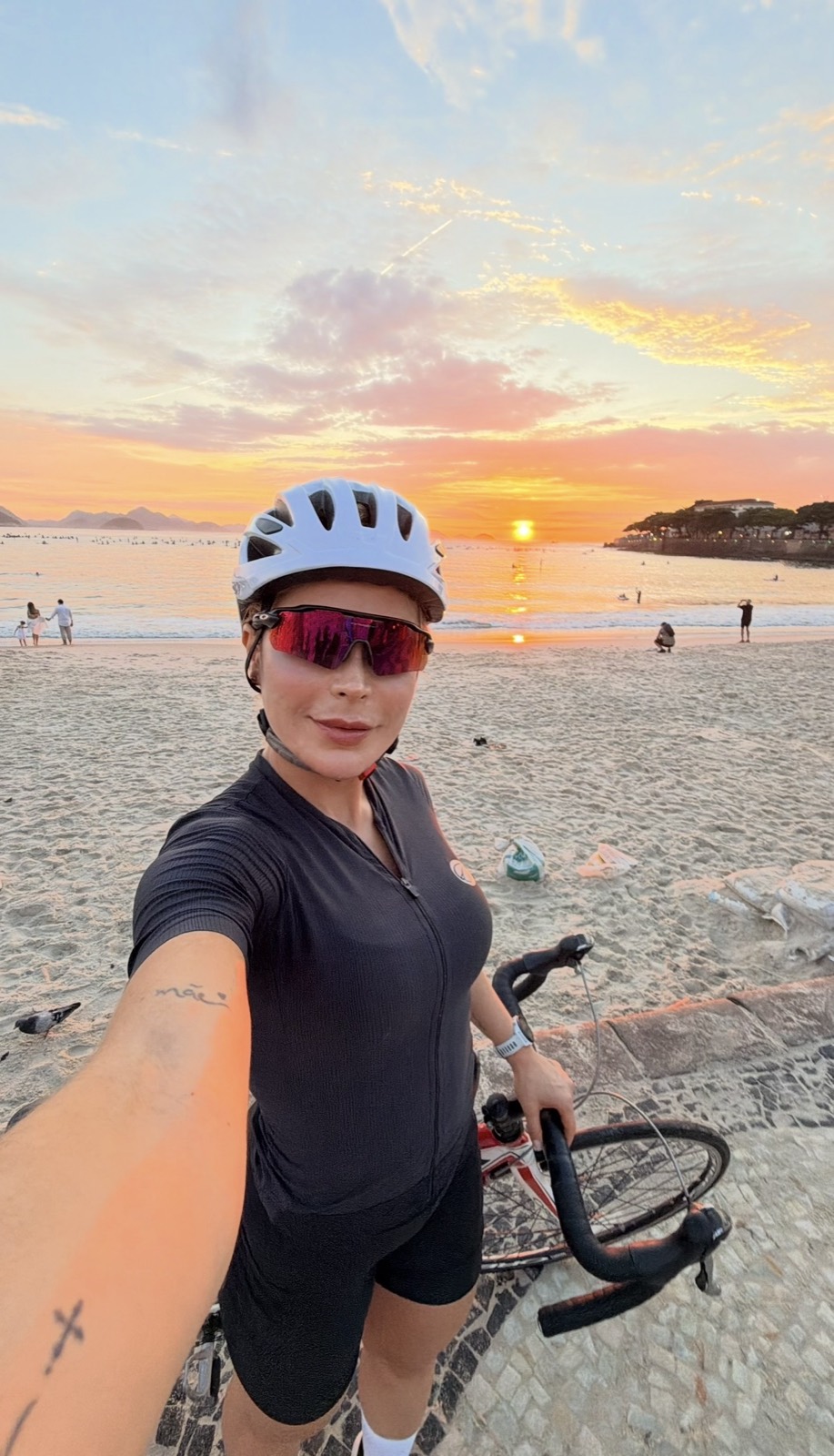 Patricia Alves pedalando ao nascer do sol em Copacabana