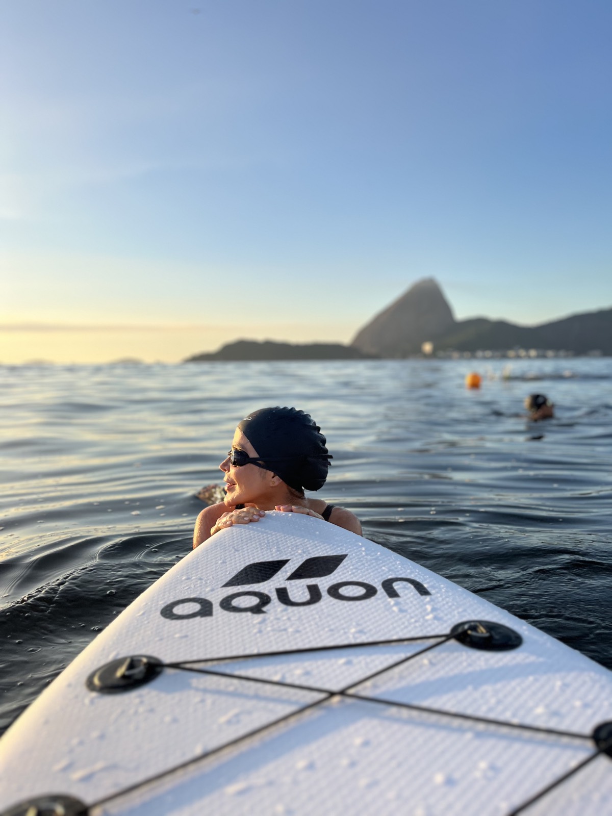Patricia Alves nadando em águas abertas, com o Pão de Açúcar ao fundo